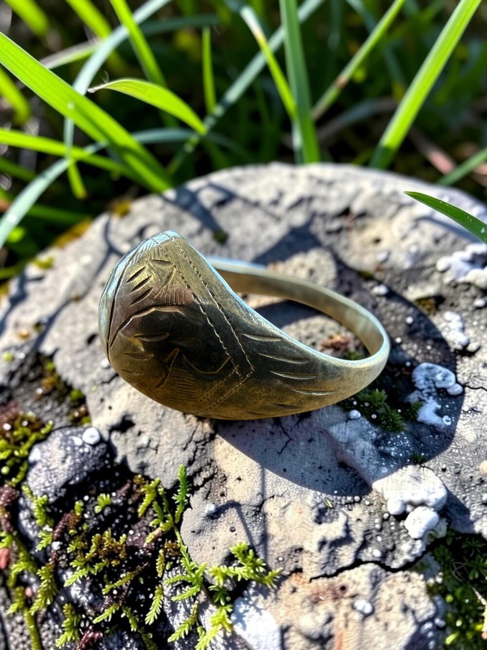 Vintage Silver Engraved Dome Ring Floral Organic Leaf Motif Etched Pattern - Picture 4 of 6